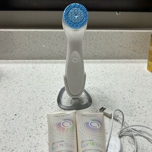 Nu Skin LumiSpa Treatment Cleanser and LumiSpa iO system (white and blue)